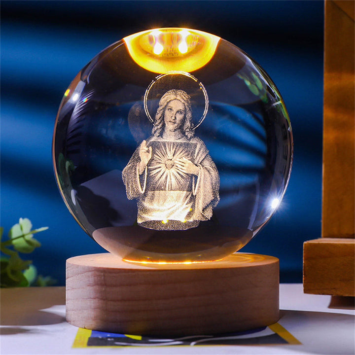 Christianartworkshop - Lampada notturna a sfera di cristallo sacra: luminosa compagna della presenza divina - Gesù con il Sacro Cuore #2 - con base a luce calda - 8 cm - image 16