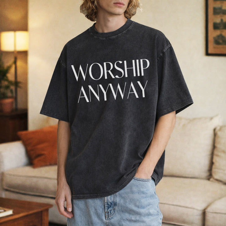 Christianartworkshop T-shirt unisex lavata con scritta "Worship Anyway" in grassetto e con grazie. - image 5