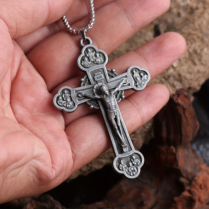 Collana con catena a maglie e crocifisso decorato con silhouette di Gesù, realizzata Christianartworkshop : un simbolo della redenzione di Cristo. - image 1