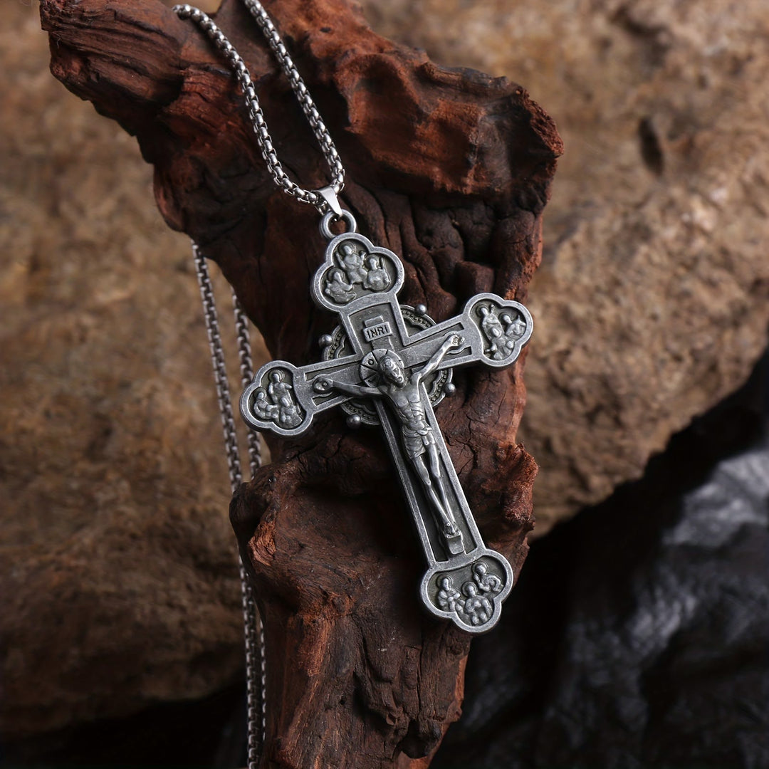 Collana con catena a maglie e crocifisso decorato con silhouette di Gesù, realizzata Christianartworkshop : un simbolo della redenzione di Cristo. - image 2