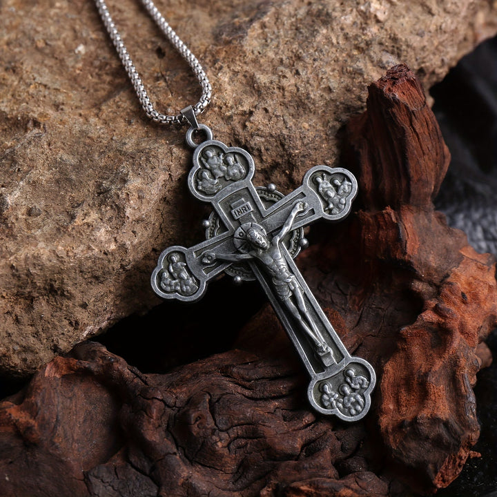 Collana con catena a maglie e crocifisso decorato con silhouette di Gesù, realizzata Christianartworkshop : un simbolo della redenzione di Cristo. - image 3