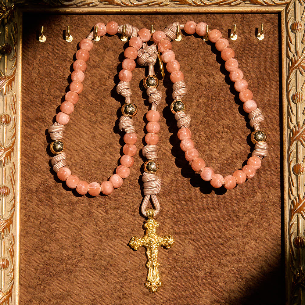Rosario in paracord con perline rosa, raffigurante la Madonna e il crocifisso dorato, Christianartworkshop. - image 1