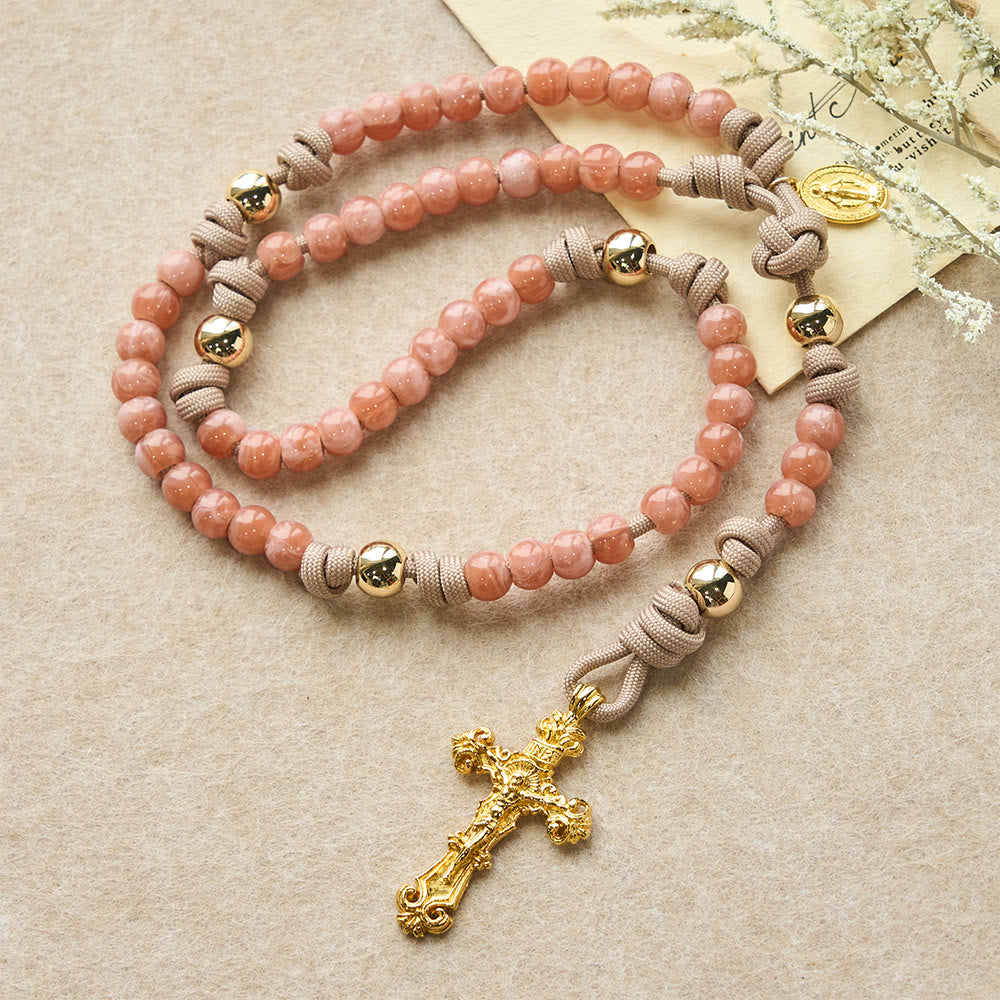 Christianartworkshop Rosario in paracord con perline rosa, raffigurante la Madonna e un crocifisso dorato. - image 2