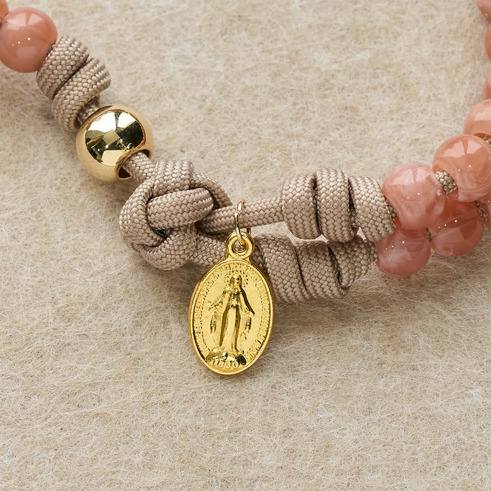 Christianartworkshop Rosario in paracord con perline rosa, raffigurante la Madonna e un crocifisso dorato. - image 3