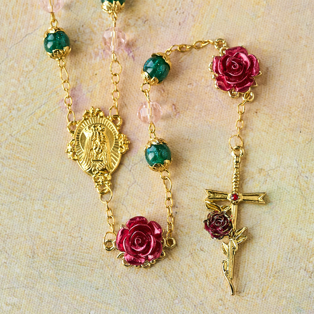 Christianartworkshop Rosario con perline verdi e rosa scintillanti, rosa rossa e ciondolo della Madonna. - image 5