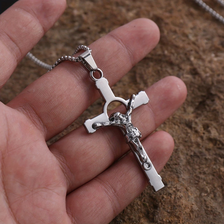 Christianartworkshop Collana con crocifisso in metallo lucido: un simbolo indossabile di grazia divina e protezione. - image 4