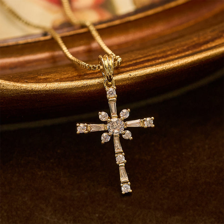 Christianartworkshop Collana con croce impreziosita da pietre scintillanti: un simbolo di protezione divina - D'oro - image 0