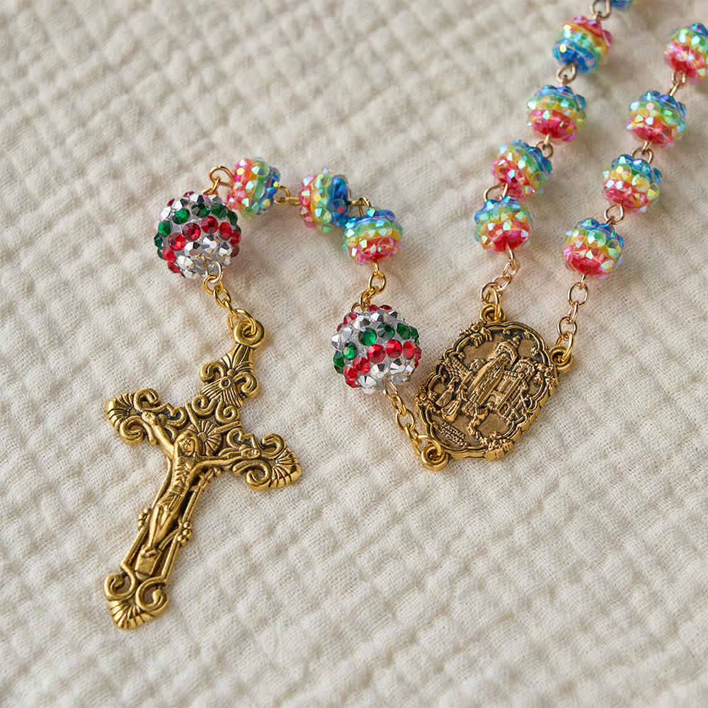 Rosario natalizio con perline arcobaleno e croce dorata Christianartworkshop : devozione e fede vibrante. - image 5