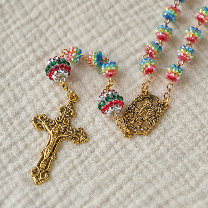Rosario natalizio con perline arcobaleno e croce dorata Christianartworkshop : devozione e fede vibrante. - image 5