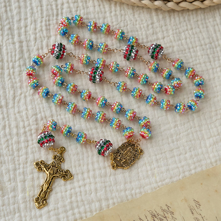 Rosario natalizio con perline arcobaleno e croce dorata Christianartworkshop : devozione e fede vibrante. - image 3