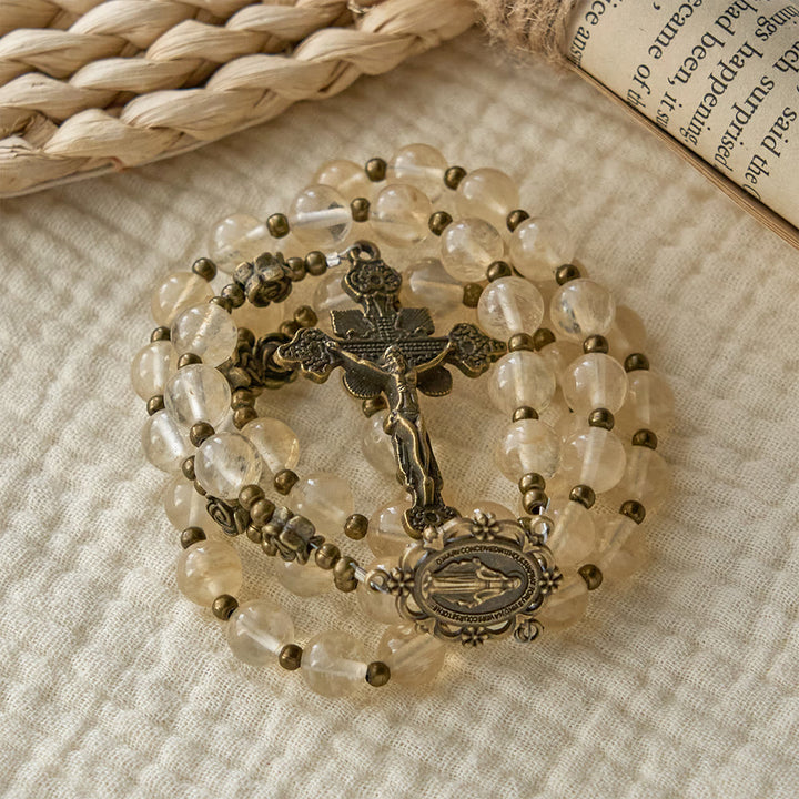 Christianartworkshop Rosario con perle di vetro ambrato e decorazioni a forma di camelia: simbolo della luce e della purezza di Cristo. - image 3