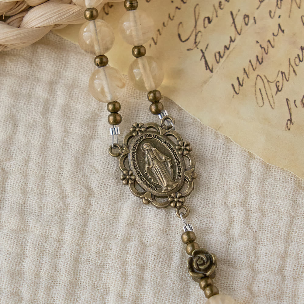 Christianartworkshop Rosario con perle di vetro ambrato e decorazioni a forma di camelia: simbolo della luce e della purezza di Cristo. - image 5