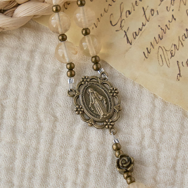 Christianartworkshop Rosario con perle di vetro ambrato e decorazioni a forma di camelia: simbolo della luce e della purezza di Cristo. - image 5