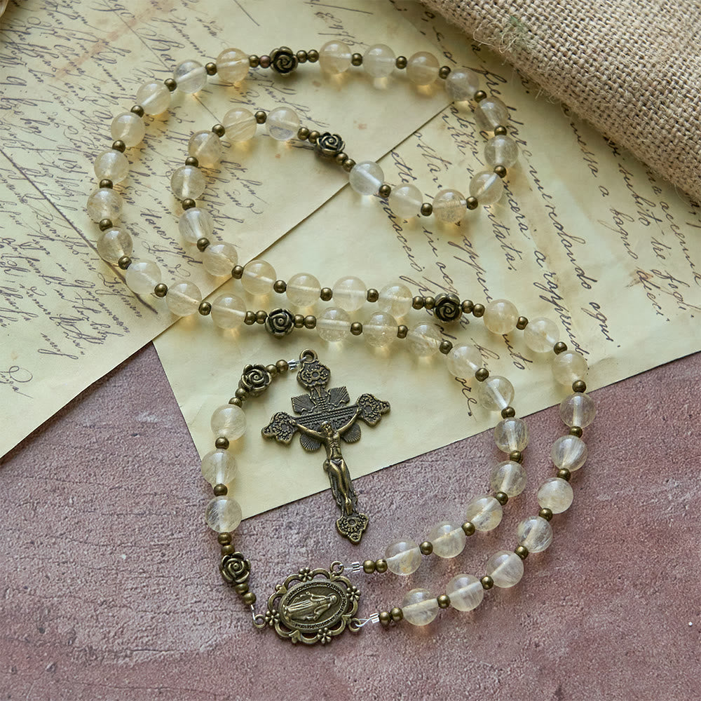 Christianartworkshop Rosario con perle di vetro ambrato e decorazioni a forma di camelia: simbolo della luce e della purezza di Cristo. - Rosario con accenti di camelia - image 0
