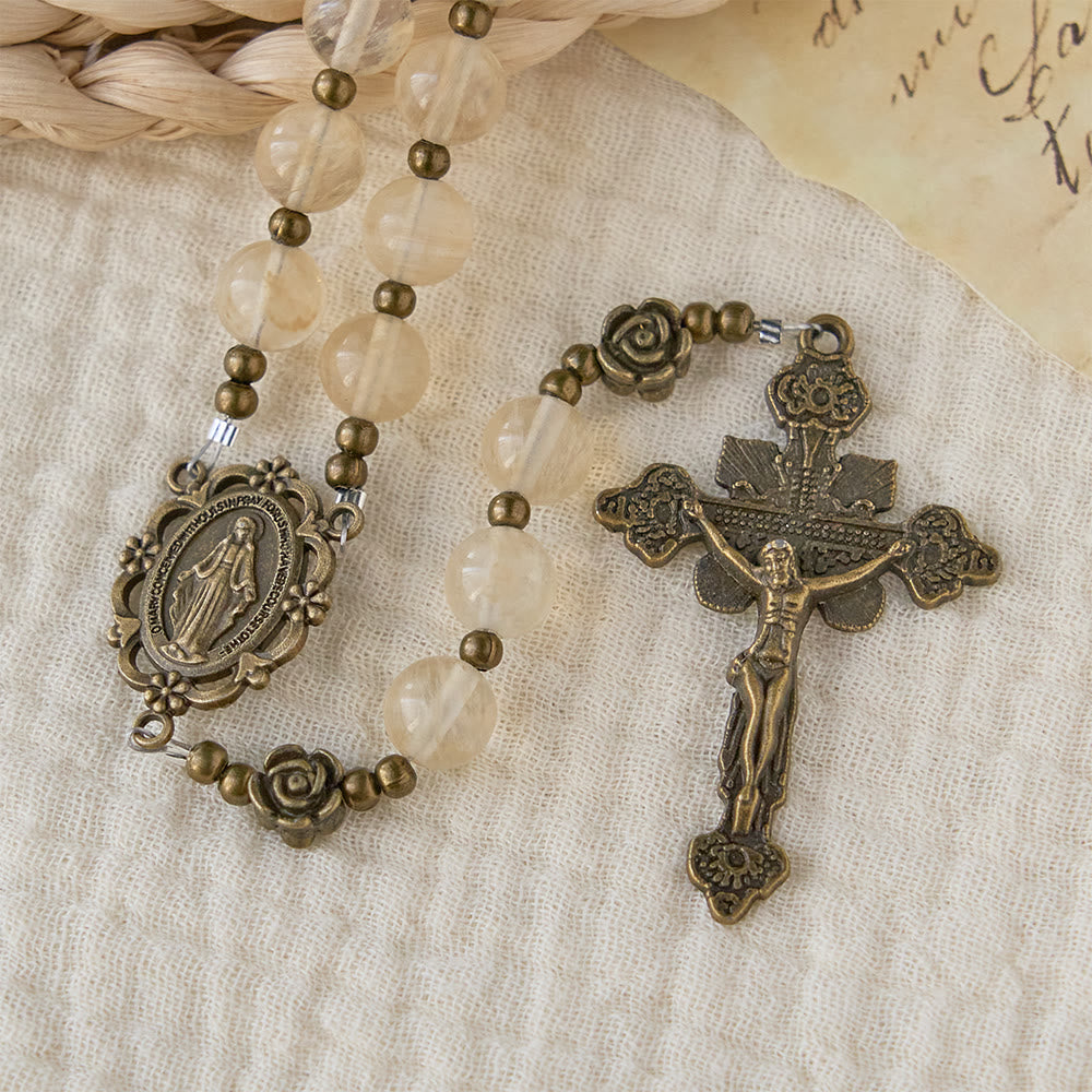 Christianartworkshop Rosario con perle di vetro ambrato e decorazioni a forma di camelia: simbolo della luce e della purezza di Cristo. - image 6