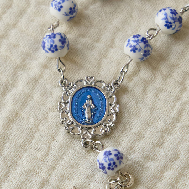Christianartworkshop Rosario per auto in ceramica con fiore blu: un simbolo di protezione mariana per l'auto - image 7