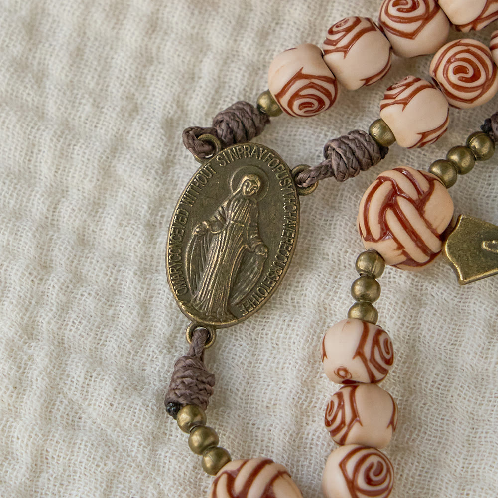 Christianartworkshop Rosario con grani di rosa e crocifisso in bronzo: medaglione della Madonna per la devozione - image 5