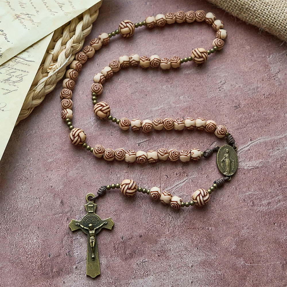 Christianartworkshop Rosario con grani di rosa e crocifisso in bronzo: medaglione della Madonna per la devozione - Rosario con perline di rosa - image 0