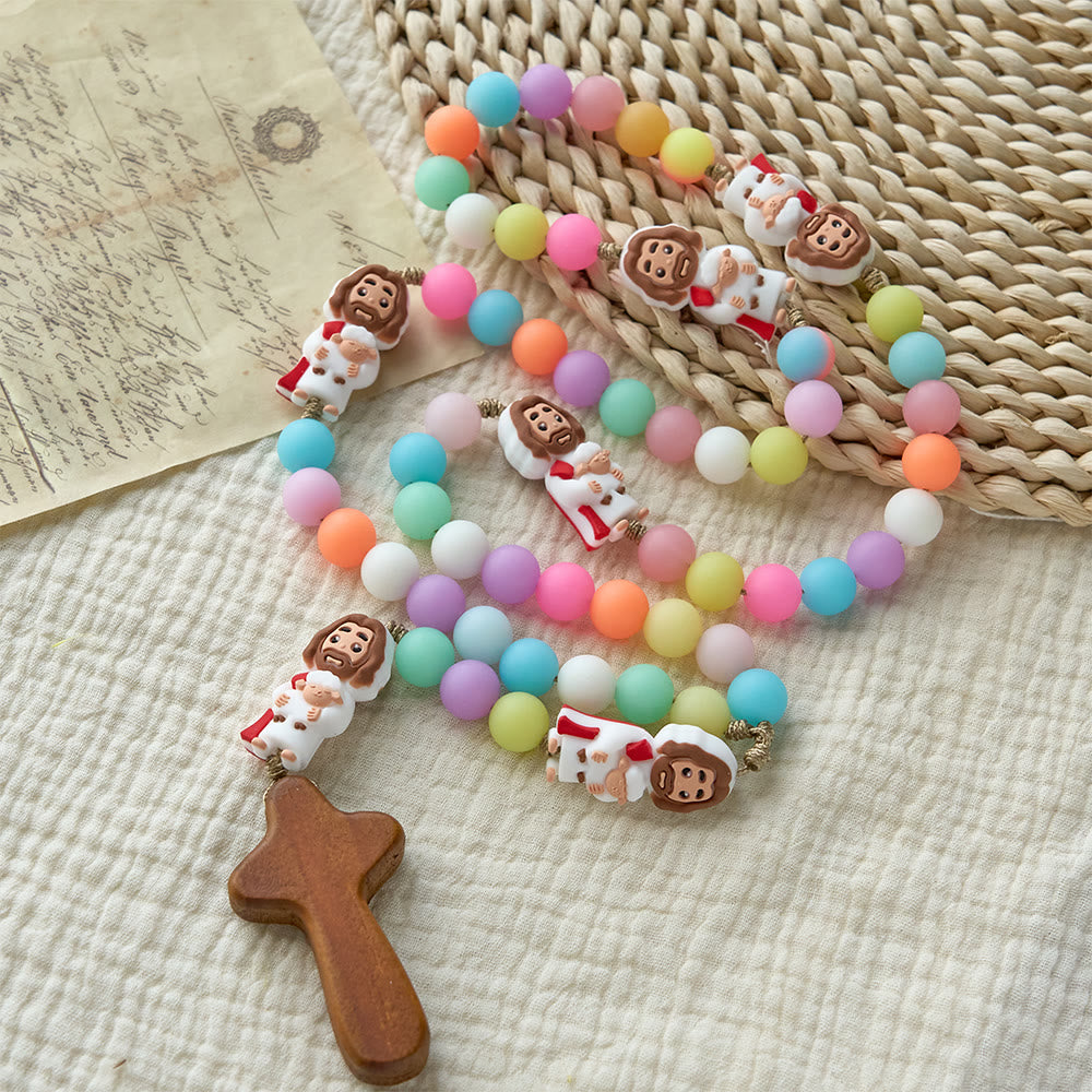 Christianartworkshop Rosario con perline in silicone color pastello e decorazioni a forma di Gesù stilizzato: simbolo di fede infantile e gioia divina. - Rosario con Gesù in stile cartone animato - image 0