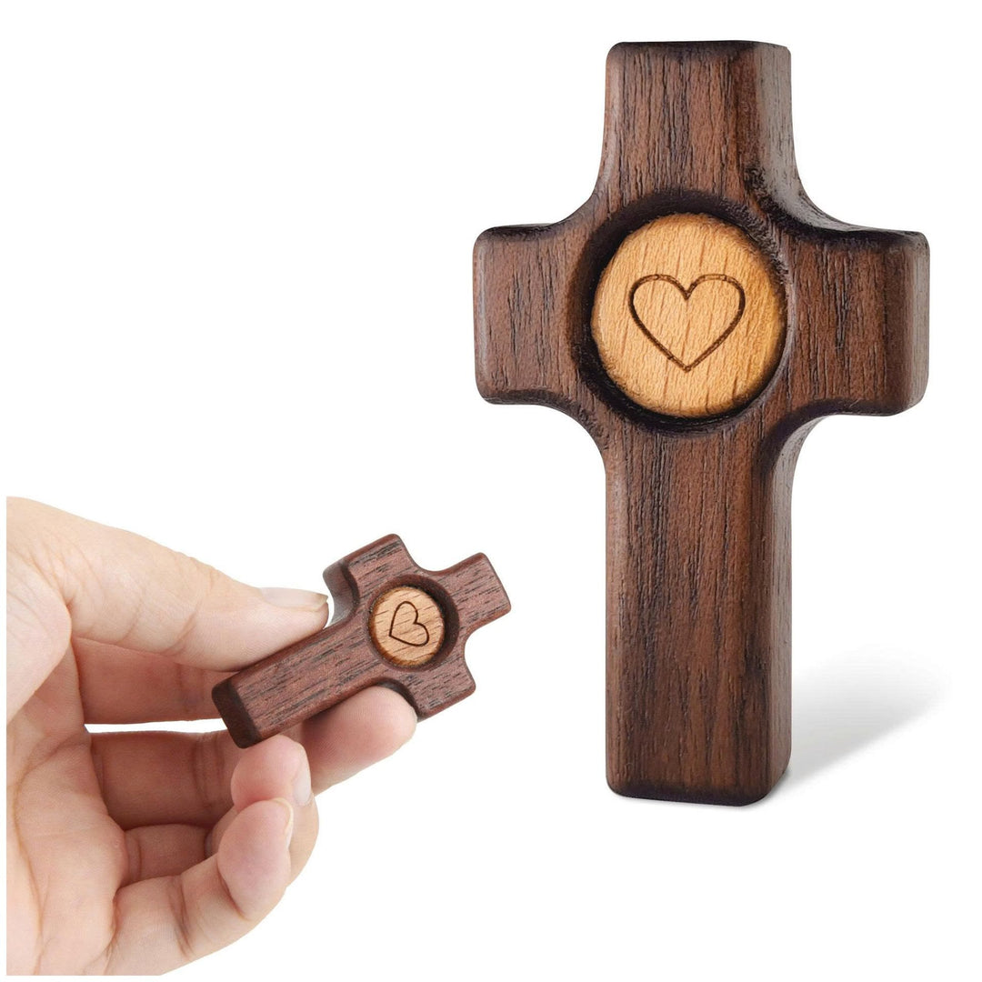 Christianartworkshop Croce tascabile in noce nero con intarsio a forma di cuore: simbolo dell'amore incrollabile di Cristo. - Noce nero (1 pezzo) - image 0