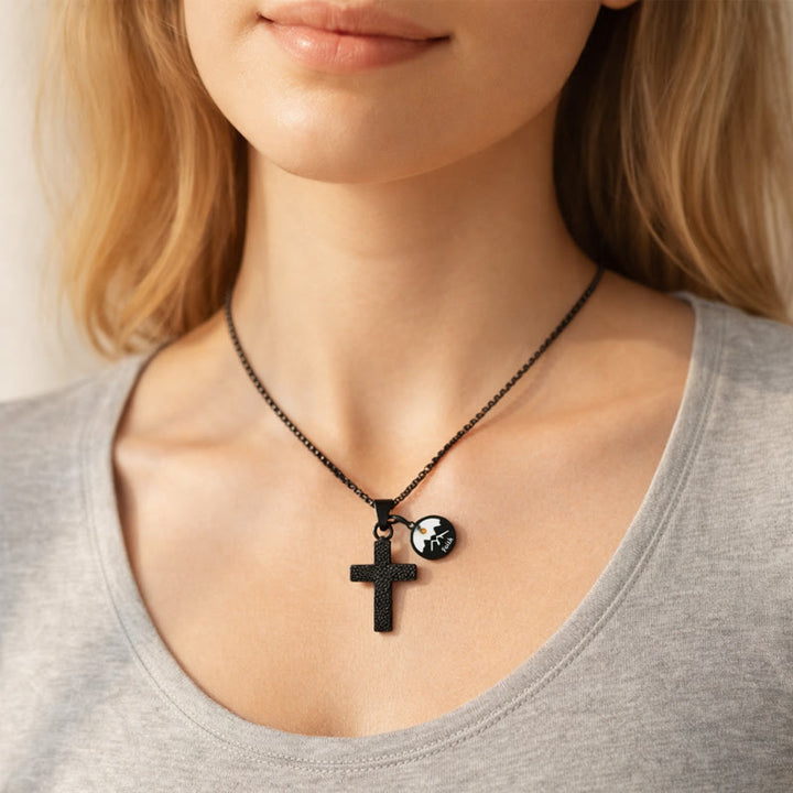 Christianartworkshop Collana con croce testurizzata e semi di senape: ciondoli metallici per promemoria spirituali - image 1