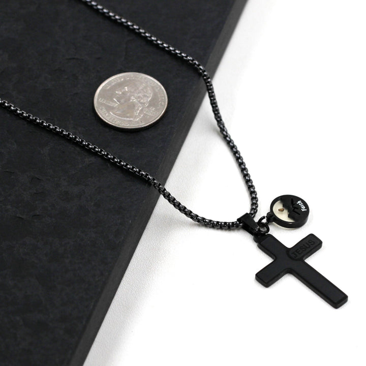 Christianartworkshop Collana con croce in grani di senape incisa con l'immagine di Gesù: simbolo dell'amore di Cristo e della forza della fede. - image 1