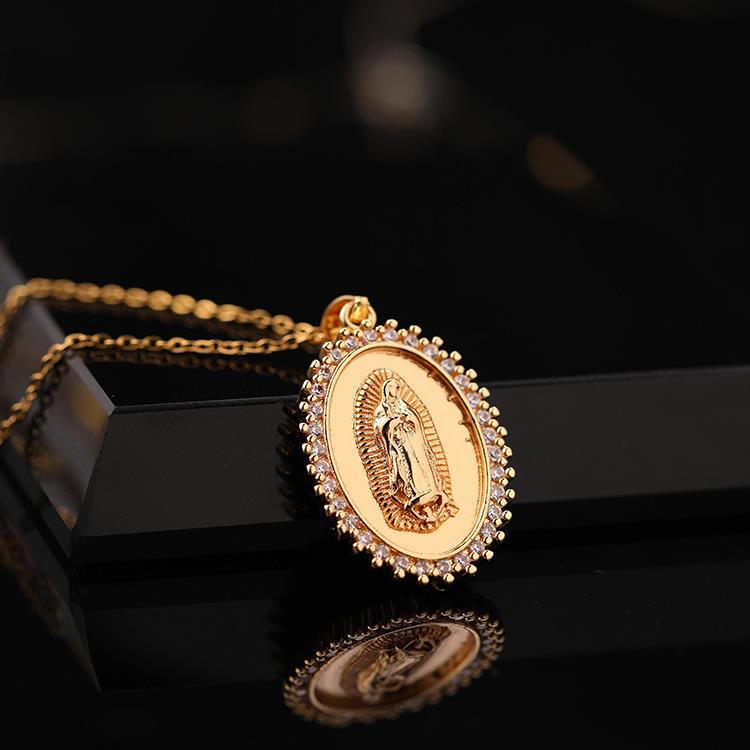 Christianartworkshop Collana con ciondolo della Madonna in zirconi in tre stili: simbolo dell'intercessione materna di Maria. - Nostra Signora C - image 3