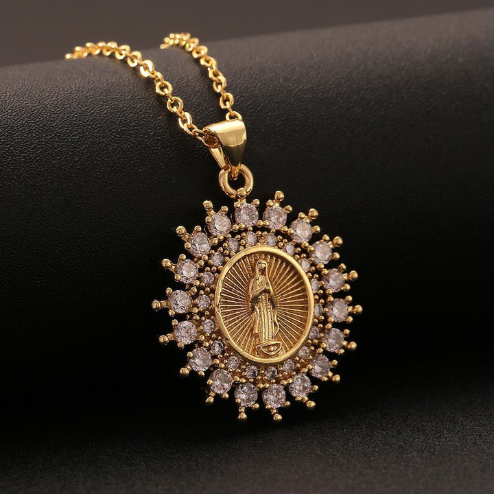 Christianartworkshop Collana con ciondolo della Madonna in zirconi in tre stili: simbolo dell'intercessione materna di Maria. - Nostra Signora B - image 2