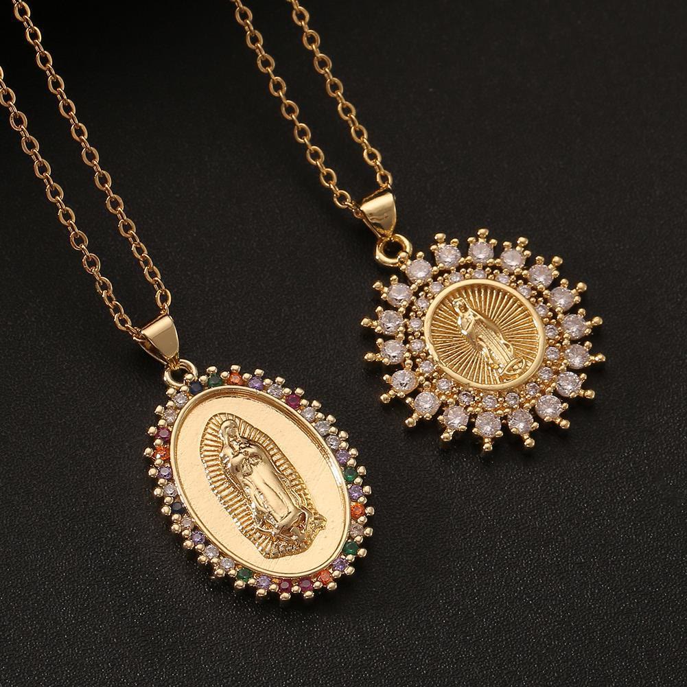 Christianartworkshop Collana con ciondolo della Madonna in zirconi in tre stili: simbolo dell'intercessione materna di Maria. - image 0