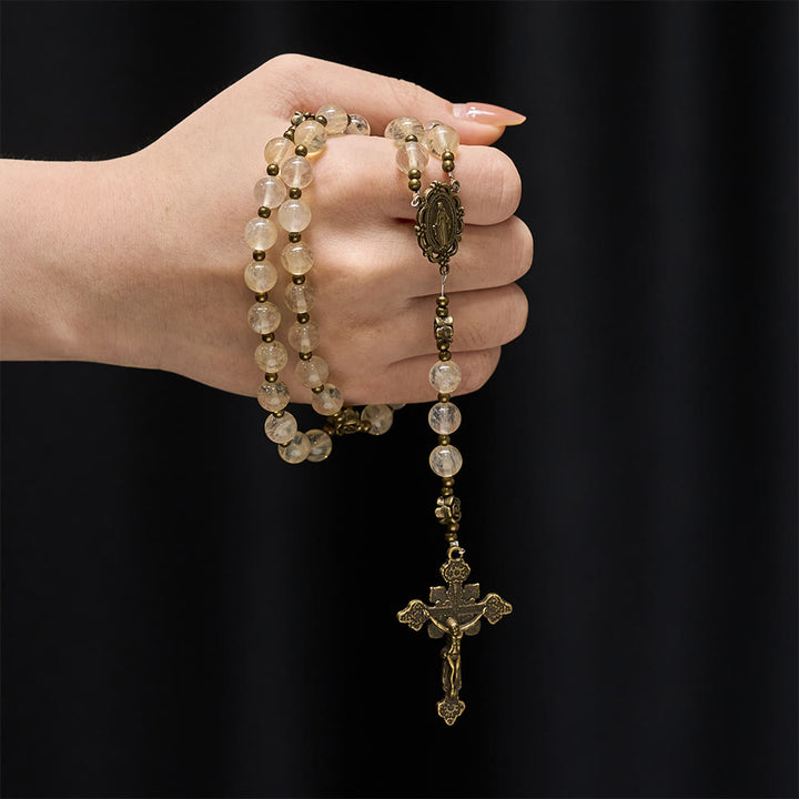 Christianartworkshop Rosario con perle di vetro ambrato e decorazioni a forma di camelia: simbolo della luce e della purezza di Cristo. - image 1