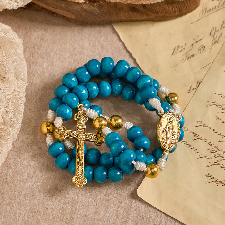 Christianartworkshop Rosario con perline di legno blu e medaglione della Madonna: simbolo di grazia e fede divina. - image 4