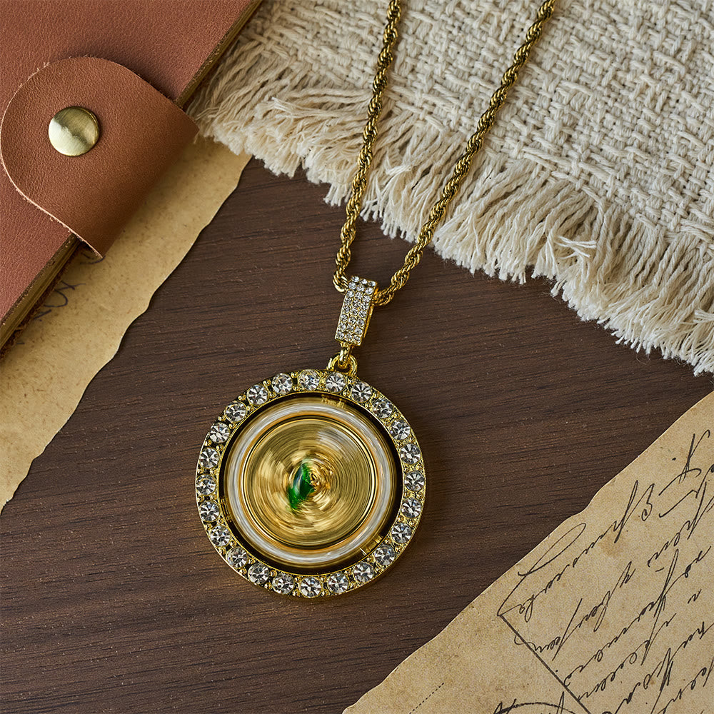 Christianartworkshop Collana con aureola di cristallo rotante di San Giuda: simbolo di grazia sacra e protezione. - image 1
