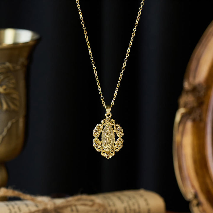 Christianartworkshop Collana con ciondolo della Madonna adornata di rose: simbolo di grazia sacra e protezione. - image 1