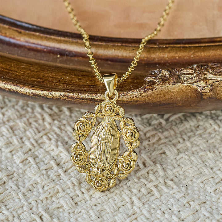 Christianartworkshop Collana con ciondolo della Madonna adornata di rose: simbolo di grazia sacra e protezione. - image 3