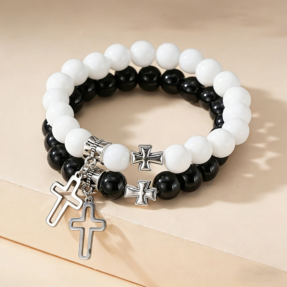 Christianartworkshop Set di braccialetti con ciondoli a croce bicolore: un simbolo di fede da indossare in ogni occasione. - Bianco e nero - image 1