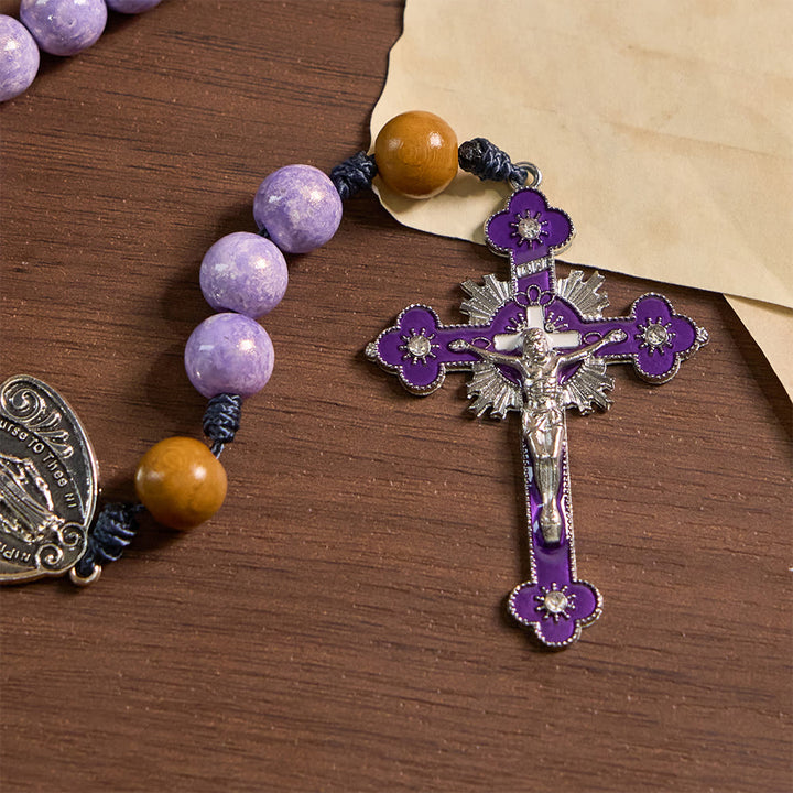 Christianartworkshop Rosario devozionale in vetro viola con medaglia e crocifisso della Madonna. - image 7