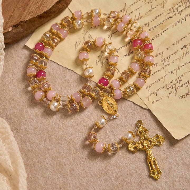 Christianartworkshop Rosario devozionale in vetro rosa con medaglia della Madonna e crocifisso: amore sacro intessuto in un'elegante lavorazione artigianale. - image 3