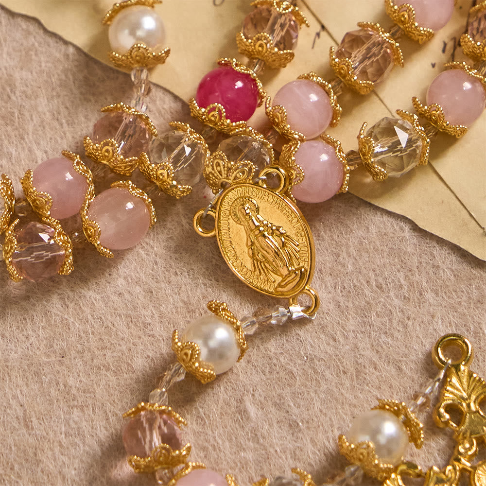 Christianartworkshop Rosario devozionale in vetro rosa con medaglia della Madonna e crocifisso: amore sacro intessuto in un'elegante lavorazione artigianale. - image 6