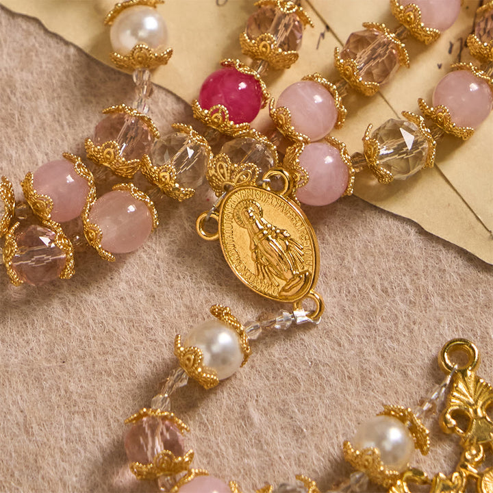 Christianartworkshop Rosario devozionale in vetro rosa con medaglia della Madonna e crocifisso: amore sacro intessuto in un'elegante lavorazione artigianale. - image 6