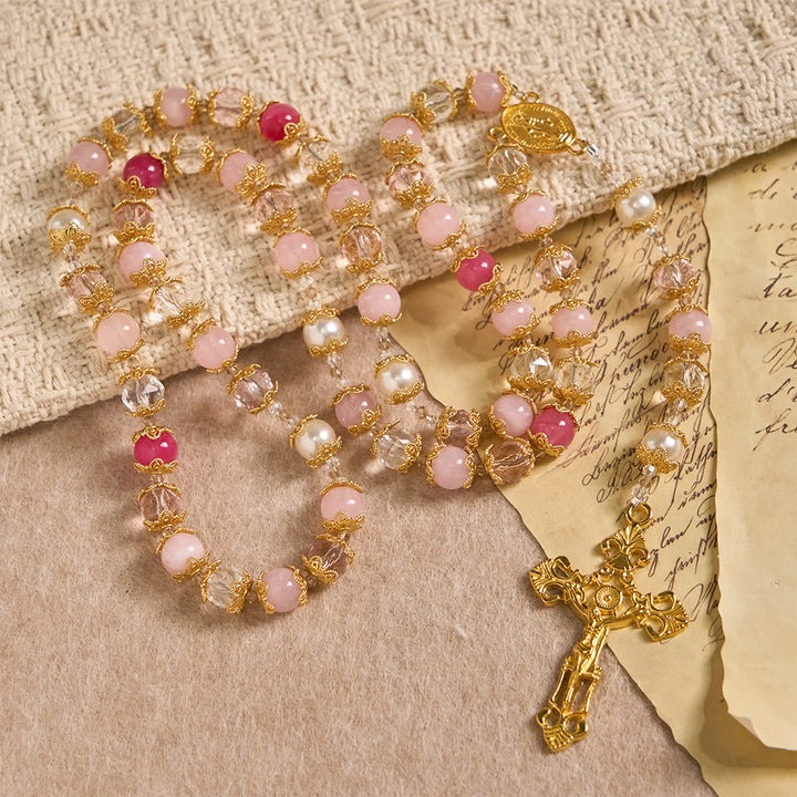 Christianartworkshop Rosario devozionale in vetro rosa con medaglia della Madonna e crocifisso: amore sacro intessuto in un'elegante lavorazione artigianale. - image 2