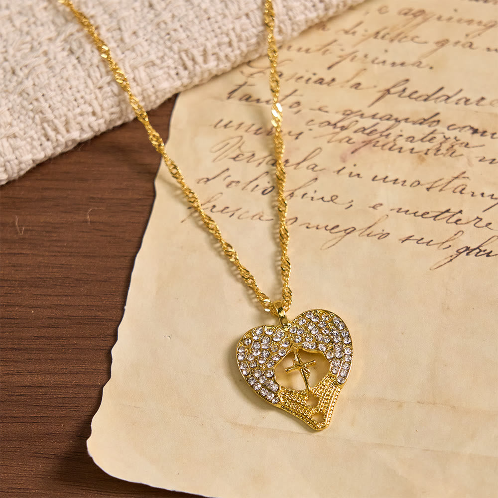 Collana con croce a cuore tempestata di zirconi e ali d'angelo Christianartworkshop : simbolo di amore e grazia divini. - image 8