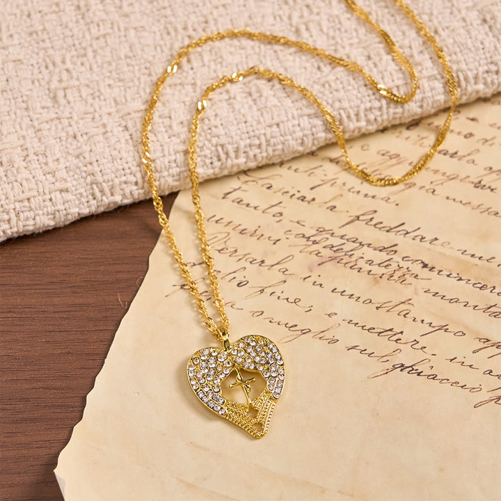 Collana con croce a cuore tempestata di zirconi e ali d'angelo Christianartworkshop : simbolo di amore e grazia divini. - image 7