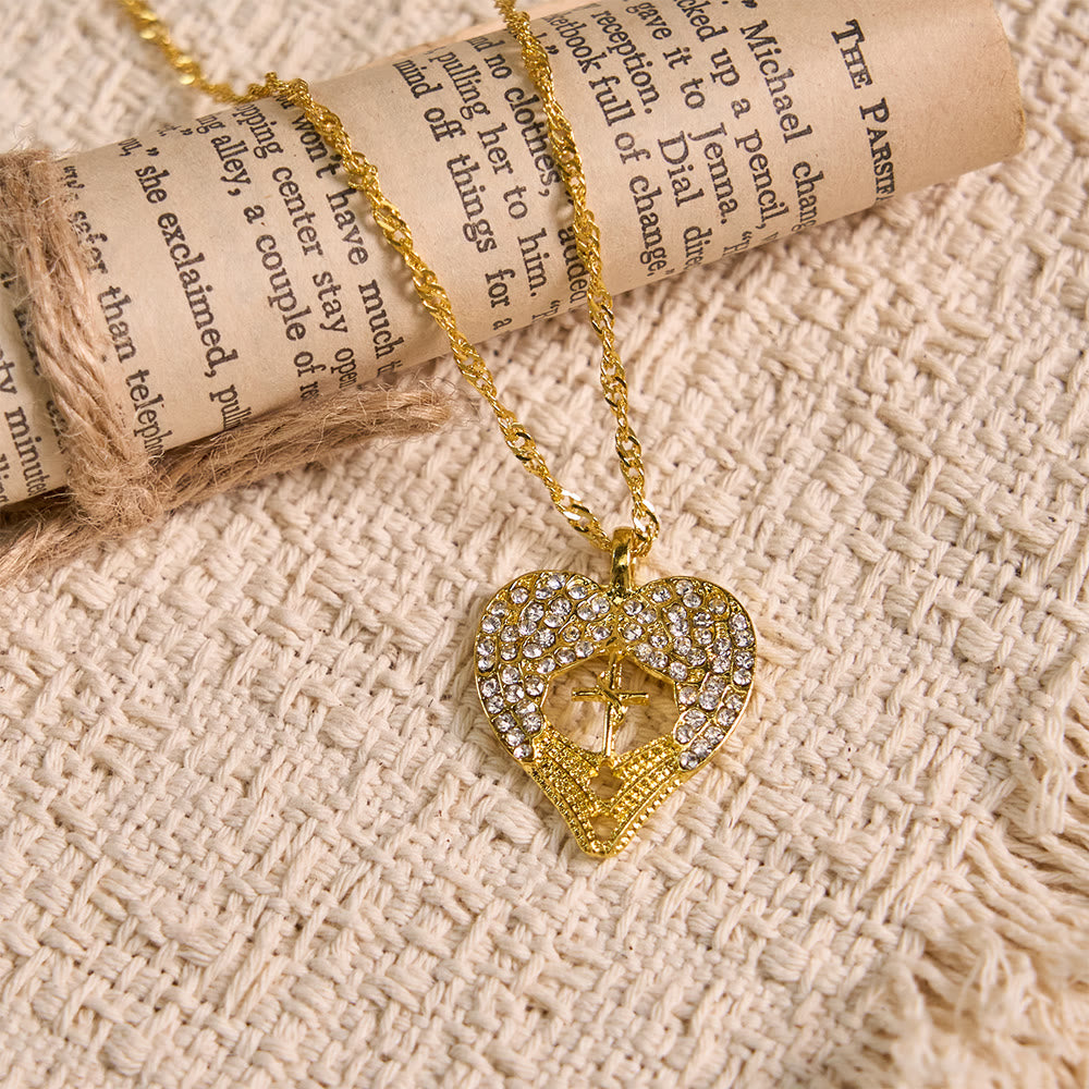 Collana con croce a cuore tempestata di zirconi e ali d'angelo Christianartworkshop : simbolo di amore e grazia divini. - image 9