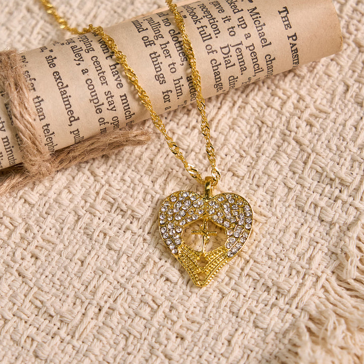 Collana con croce a cuore tempestata di zirconi e ali d'angelo Christianartworkshop : simbolo di amore e grazia divini. - image 9