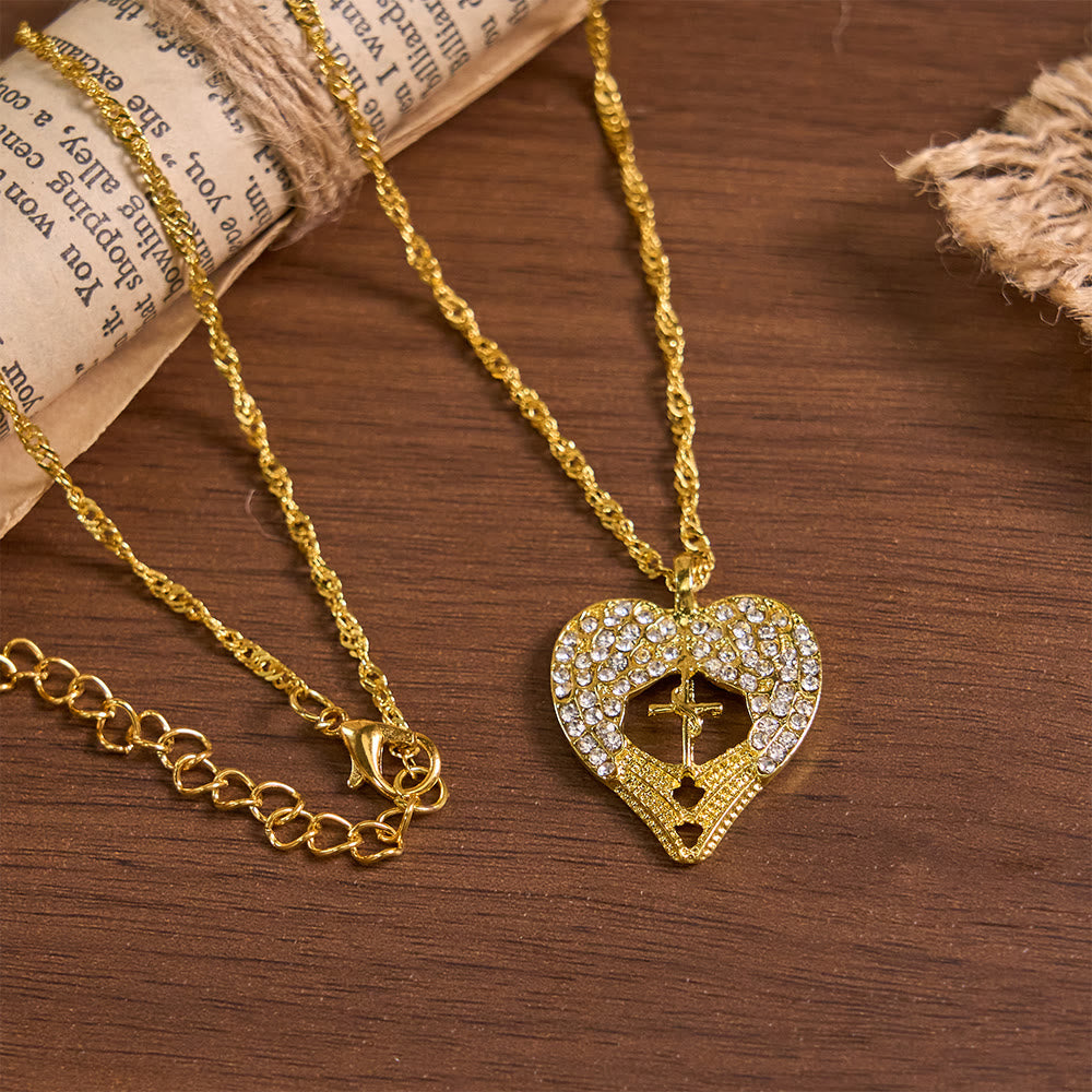 Collana con croce a cuore tempestata di zirconi e ali d'angelo Christianartworkshop : simbolo di amore e grazia divini. - Ala d'angelo e croce - image 5