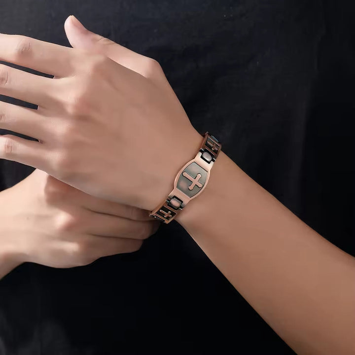 Christianartworkshop Bracciale a maglie con croce incisa: simbolo di forza divina e fede. - image 1
