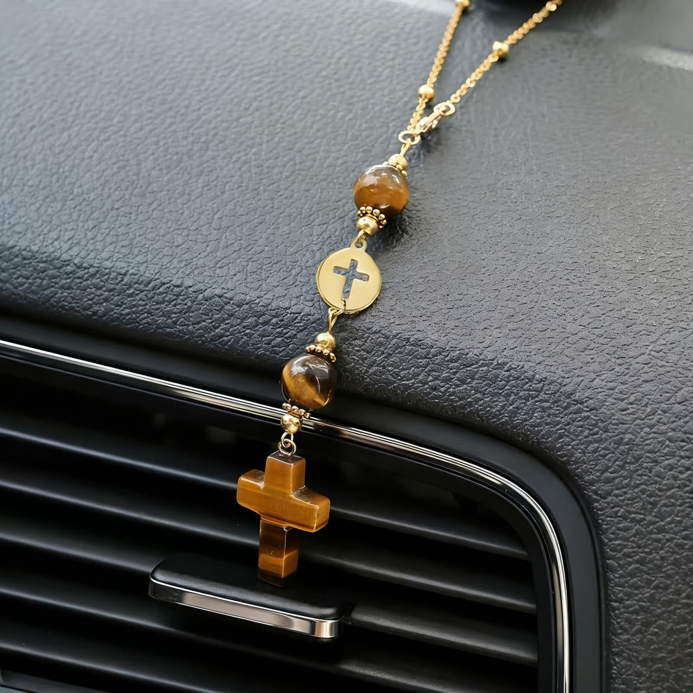 Christianartworkshop Ciondolo per auto a forma di croce in cristallo naturale con catena di perline dorate: un prezioso accessorio per ogni viaggio. - image 1
