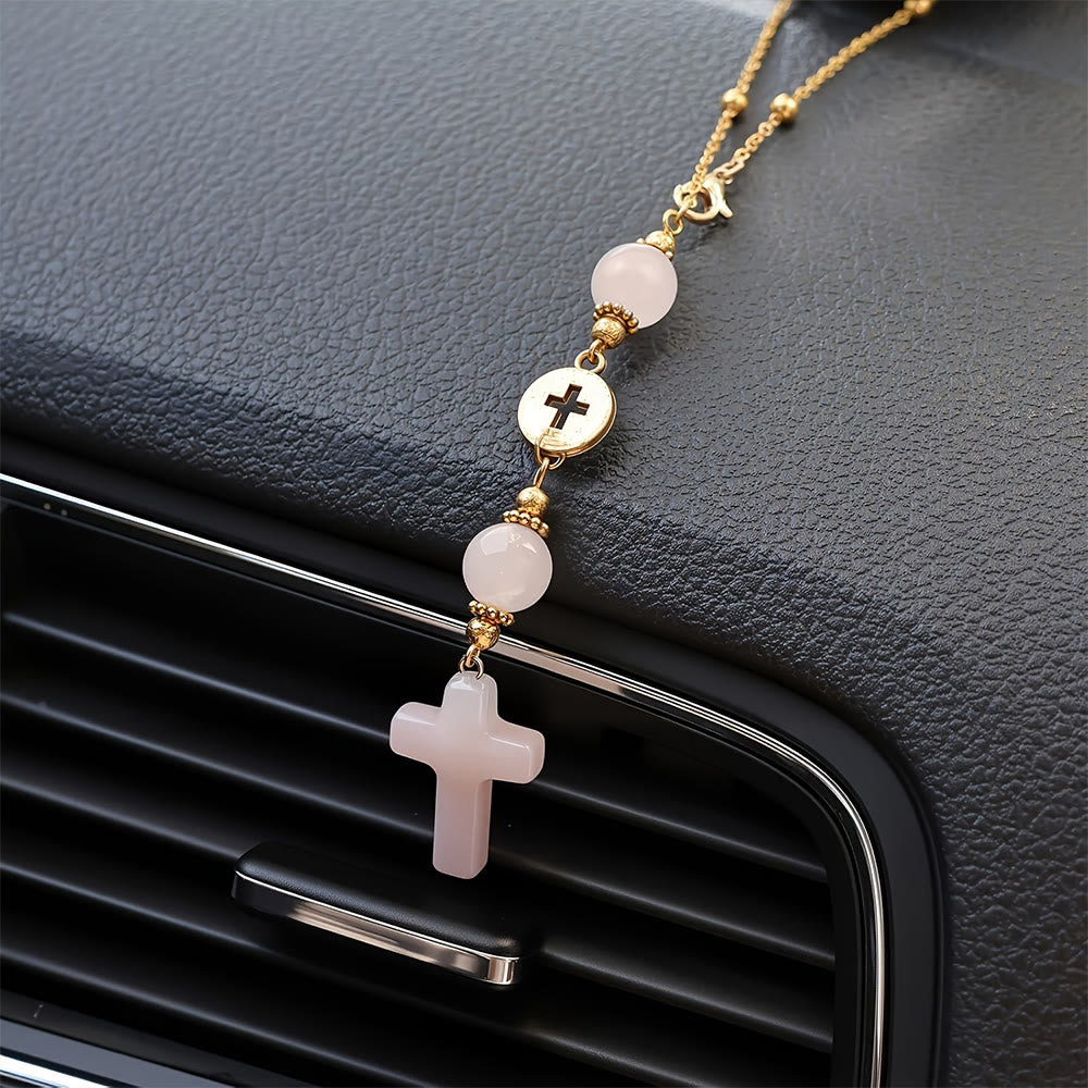 Christianartworkshop Ciondolo per auto a forma di croce in cristallo naturale con catena di perline dorate: un prezioso accessorio per ogni viaggio. - image 3