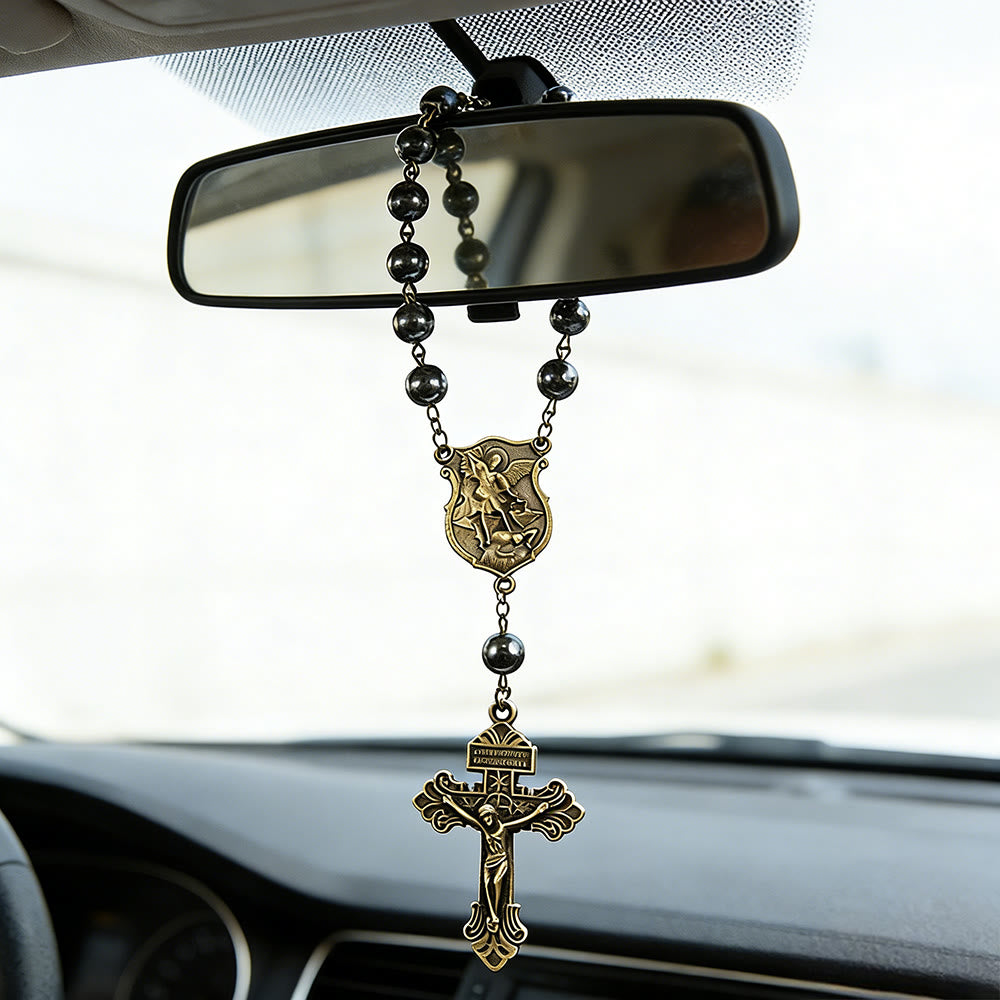 Ciondolo a forma di auto in ematite con medaglia di San Michele e crocifisso, realizzato Christianartworkshop : un dono di protezione e forza divina. - image 0