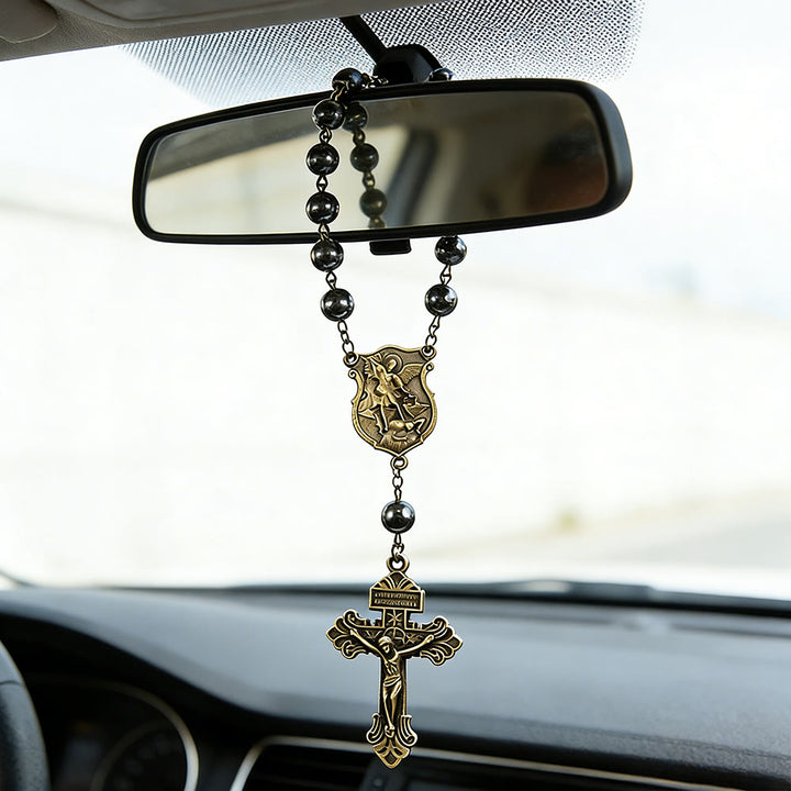Ciondolo a forma di auto in ematite con medaglia di San Michele e crocifisso, realizzato Christianartworkshop : un dono di protezione e forza divina. - image 0